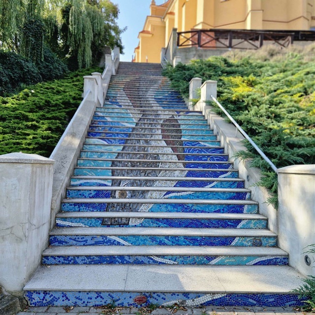Mozaika artystyczna na schodach