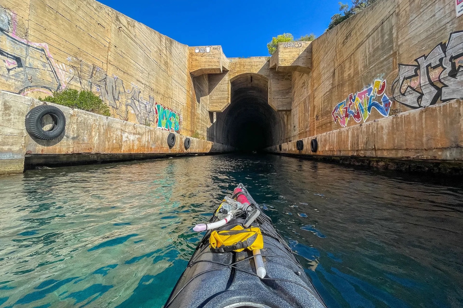 Raketna baza JNA ispred skloništa za podmornicu